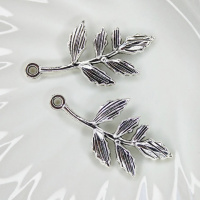 Ветки с листьями Серебро, 30мм, 2шт Ветки с листьями Серебро, 30мм, 2шт