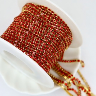 Стразовая цепь красная в золотой оправе, 2мм (ss6)